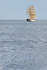 Schweden, Simrishamn, Blick auf altes Segelboot - SHF000564