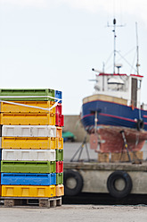 Schweden, Simrishamn, Stapel von Kisten für Meeresfrüchte am Hafen - SHF000565