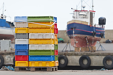 Schweden, Simrishamn, Stapel von Kisten für Meeresfrüchte am Hafen - SHF000576