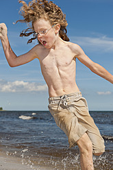 Schweden, Junge läuft am Strand bei Borrby - SHF000568