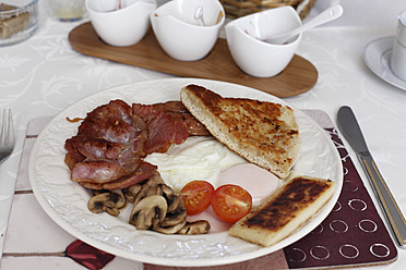 United Kingdom, Northern Ireland, Irish Breakfast in plate, close up - SIEF002106