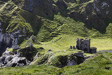 Vereinigtes Königreich, Nordirland, County Antrim, Blick auf Kinbane Castle - SIEF002111