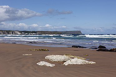 Vereinigtes Königreich, Nordirland, County Antrim, Blick auf White Park Bay - SIEF002113