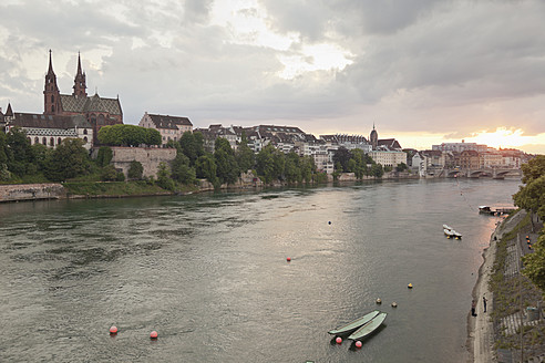 Schweiz, Basel, Ansicht des Basler Münsters und der Altstadt bei Sonnenuntergang - MSF002467