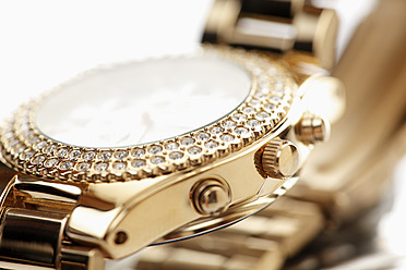 Goldene Armbanduhr mit Juwelen, Nahaufnahme - CSF015440