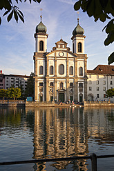 Schweiz, Luzern, Menschen in der Kirche am Abend - MSF002472