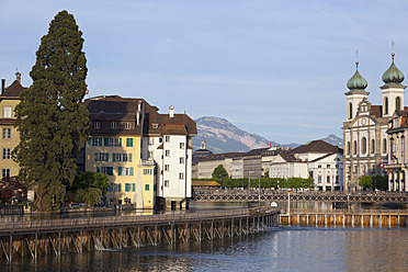 Schweiz, Luzern, Blick auf die Altstadt mit Kirche an der Reuss - MSF002473