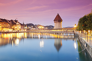 Schweiz, Luzern, Blick auf Kapellbrücke mit Wasserturm und Altstadt im Morgenlicht - MSF002483