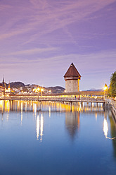 Schweiz, Luzern, Blick auf Kapellbrücke mit Wasserturm und Altstadt im Morgenlicht - MSF002484