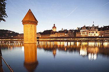 Schweiz, Luzern, Blick auf Kapellbrücke mit Wasserturm und Altstadt im Morgenlicht - MSF002486