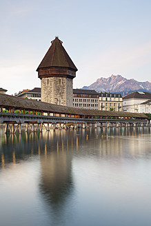 Schweiz, Luzern, Blick auf die Kapellbrücke mit Wasserturm - MSF002491
