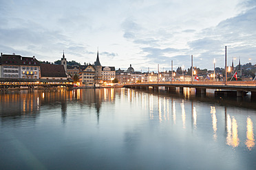 Schweiz, Luzern, Blick auf die Schweizerhofquai-Brücke mit Wasserturm und Altstadt im Morgenlicht - MSF002499