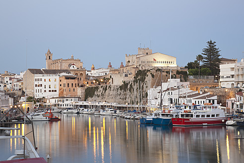 Spanien, Menorca, Blick auf Ciutadella mit Rathaus und Kathedrale - MSF002512