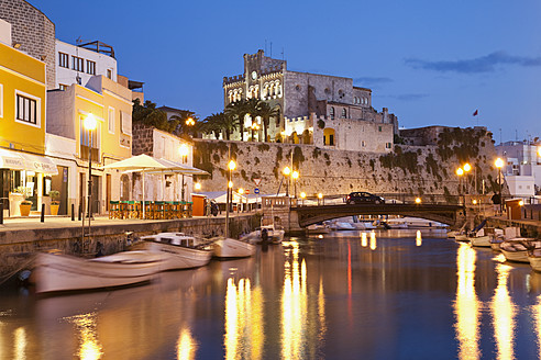 Spain,Menorca, Mahon, View of city hall at dusk - MSF002500