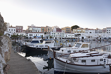 Spanien, Menorca, Blick auf den Hafen und die Altstadt von Es Castell im Abendlicht - MSF002509