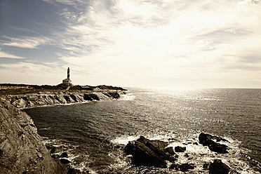 Spanien, Menorca, Blick auf den Leuchtturm am Cap de Favaritx - MSF002502