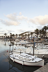 Spanien, Menorca, Fornells, Blick auf den Hafen am Morgen - MSF002508
