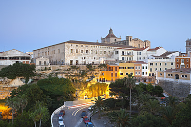 Spain, Menorca, Mahon, View of old town at evening - MSF002504
