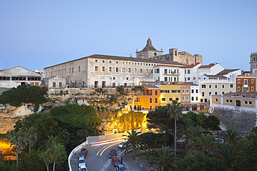 Spanien, Menorca, Mahon, Blick auf die Altstadt am Abend - MSF002504