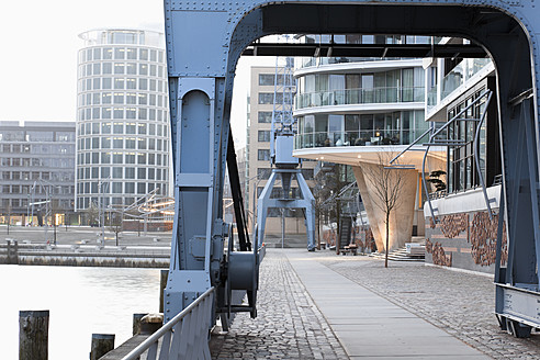 Deutschland, Hamburg, Blick auf den Hafen und das neue Gebäude - MS002518