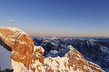 Deutschland, Bayern, Blick auf verschneites Wettersteingebirge - SIEF002117