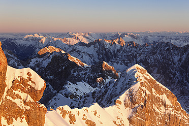 Deutschland, Bayern, Blick auf verschneites Wettersteingebirge - SIEF002118