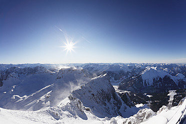 Deutschland, Bayern, Blick auf verschneite Berge - SIEF002120