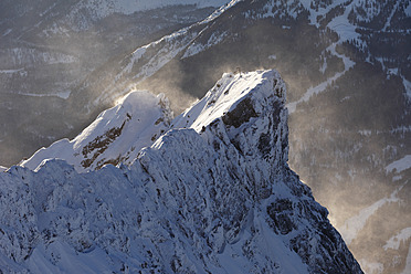 Deutschland, Bayern, Blick auf verschneiten Berg - SIEF002121