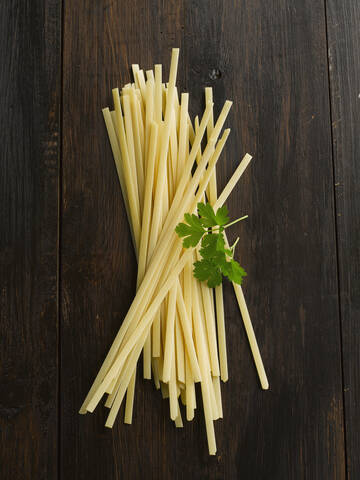 Tagliatelle auf Holztisch, Nahaufnahme, lizenzfreies Stockfoto