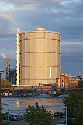 Germany, Voelklingen, View of cooling tower - MSF002547