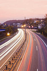 Deutschland, Saarbrücken, Blick auf Autobahn mit Stadt in der Abenddämmerung - MSF002554