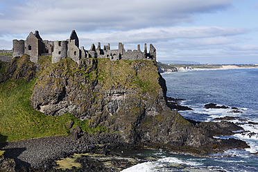 Vereinigtes Königreich, Nordirland, County Antrim, Blick auf Dunluce Castle - SIEF002126