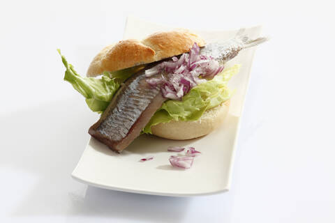 Mit Salzhering gefülltes Sandwich im Teller, lizenzfreies Stockfoto