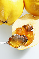 Quinces with jam in spoon, close up - CSF015462