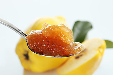 Quinces with jam in spoon, close up - CSF015465