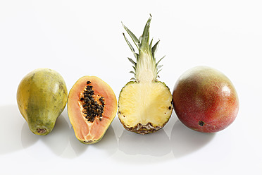 Diverse Früchte auf weißem Hintergrund - CSF015485