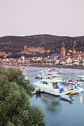 Deutschland, Heidelberg, Menschen im Boot auf dem Neckar mit Schloss im Hintergrund - MS002555