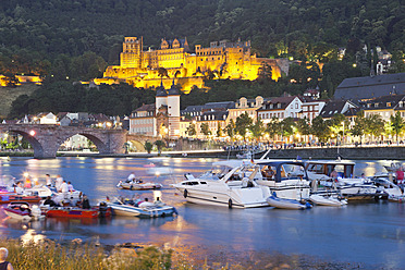 Deutschland, Heidelberg, Menschen im Boot auf dem Neckar mit Schloss im Hintergrund - MS002556