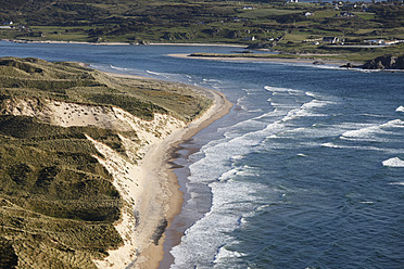Irland, Grafschaft Donegal, Blick auf Five Finger Strand und die Halbinsel Inishowen mit Trawbreaga Bay - SIEF002144