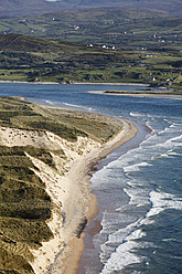 Irland, Grafschaft Donegal, Blick auf Five Finger Strand und die Halbinsel Inishowen mit Trawbreaga Bay - SIEF002145