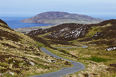 Irland, Grafschaft Donegal, Blick auf Straße durch Hügel - SIEF002153