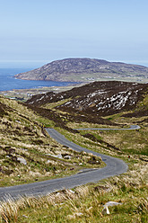 Irland, Grafschaft Donegal, Blick auf Straße durch Hügel - SIEF002154