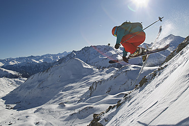 Österreich, Tirol, Ischgl, Mann beim Skispringen im Schnee - FFF001246