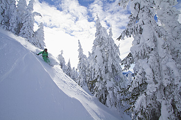 Österreich, Tirol, Kitzbühel, Mann beim Telemark-Skifahren - FFF001247