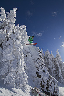 Österreich, Tirol, Kitzbühel, Mann beim Skispringen - FFF001248