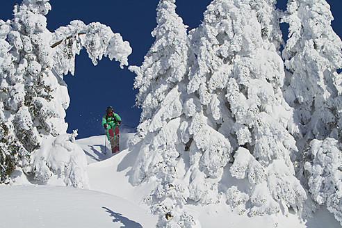 Österreich, Tirol, Kitzbühel, Mann beim Skispringen - FFF001249