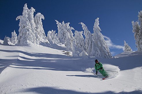 Österreich, Tirol, Kitzbühel, Mann beim Telemark-Skifahren - FFF001250