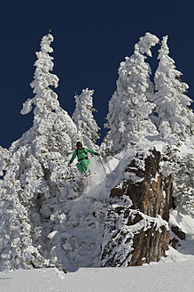 Österreich, Tirol, Kitzbühel, Mann beim Skispringen - FFF001251