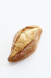 Baguettebrötchen auf weißem Hintergrund - CSF015553