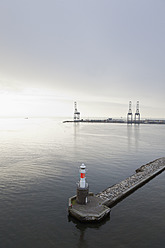 Dänemark, Aarhus, Blick auf Leuchtturm und Hafeneinfahrt in der Abenddämmerung - MSF002567